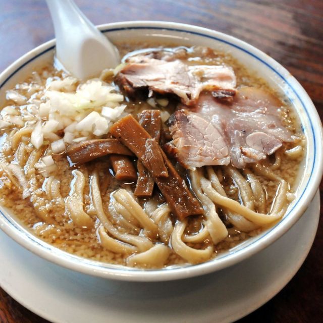 燕のソウルフード「燕背脂ラーメン」