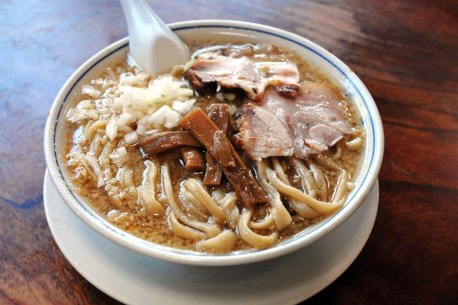 燕のソウルフード「燕背脂ラーメン」