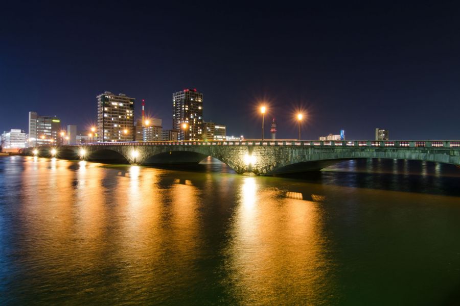 新潟市の夜景とともに