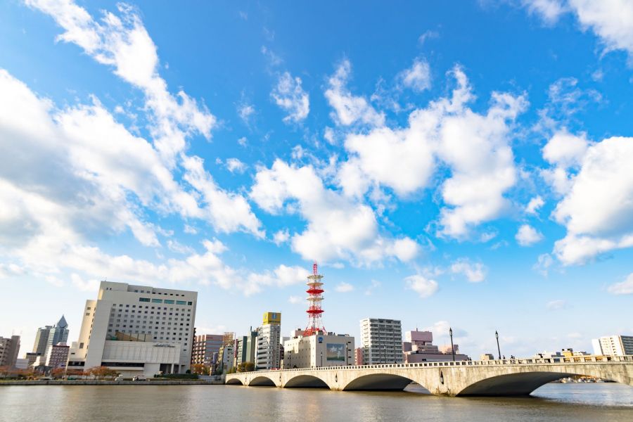 青空に映える橋