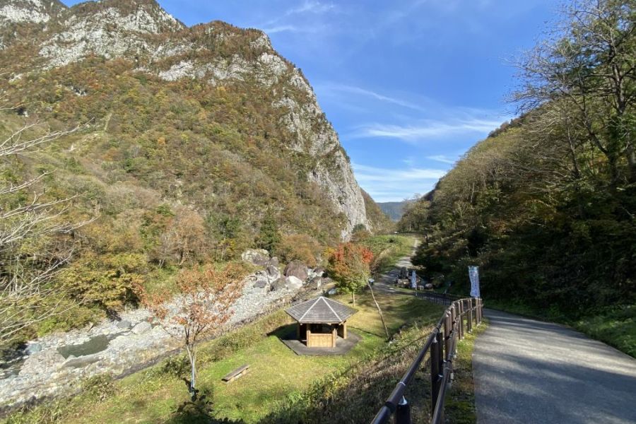 紅葉で色づく小滝川ヒスイ峡と明星山
