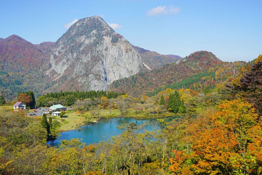 まるで絵画！「明星山」と「高浪の池」