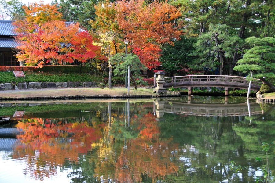 池に映し出される橋と紅葉が美しい