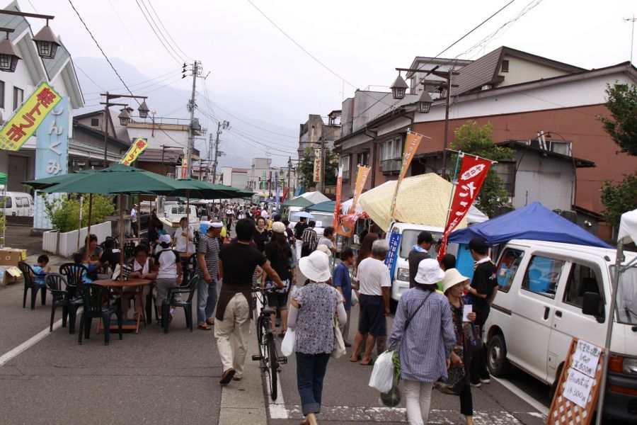 つむぎ通り「軽トラ市」