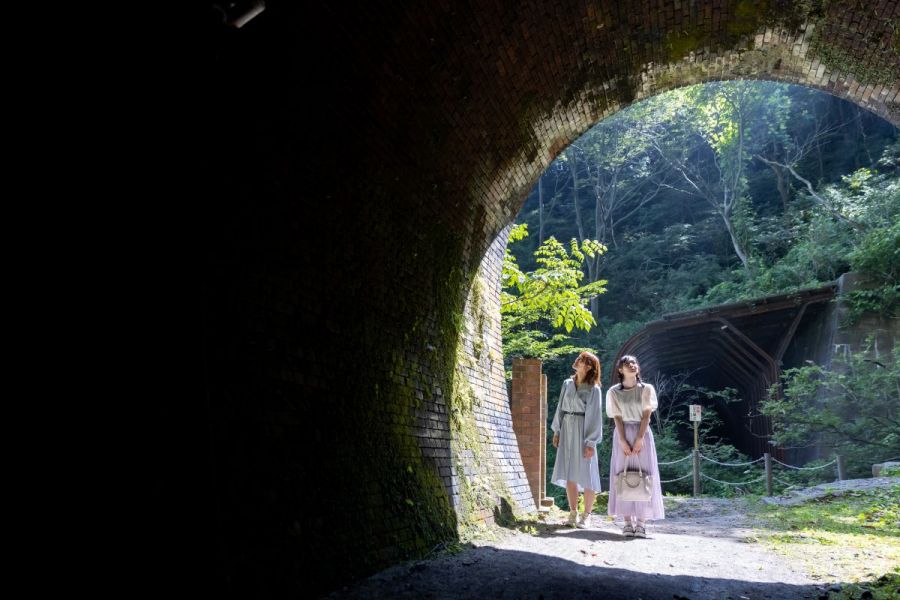 100年前のトンネルを歩こう 親不知レンガトンネル 新潟の体験 公式 新潟県のおすすめ観光 旅行情報 にいがた観光ナビ
