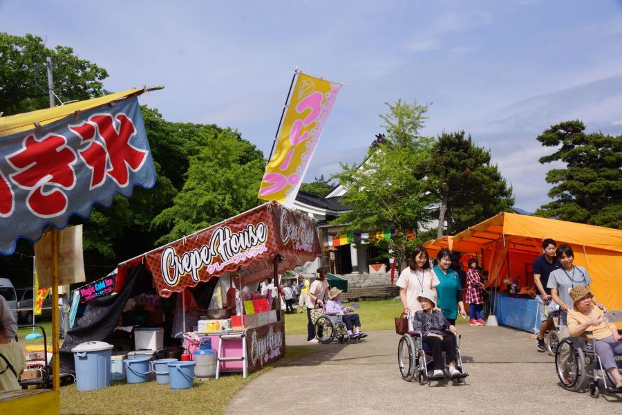 車いすのお年寄りもお参りに訪れます