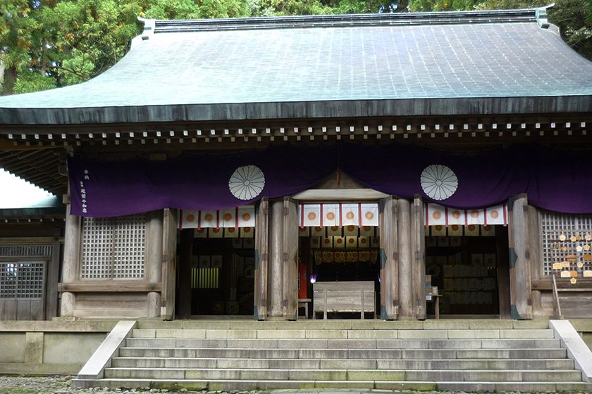 菊の御紋を掲げた荘厳な拝殿があります。