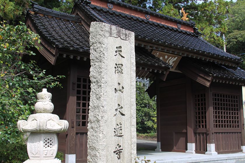 参道入口の仁王門。曹洞宗の寺院、山号は天沢山。