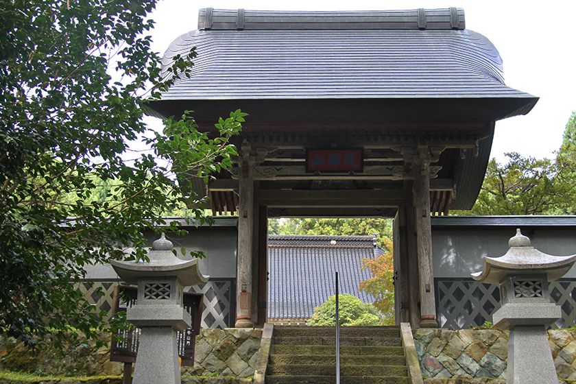 山門は羽茂城の東門を移築したもの。室町時代のものと伝わります。