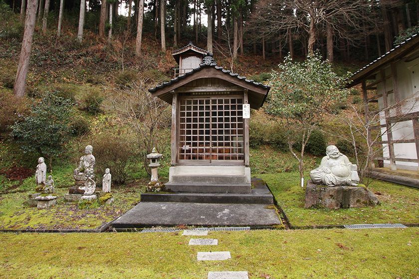 布袋堂の中に、ご本尊の布袋様の絵が祀られています。