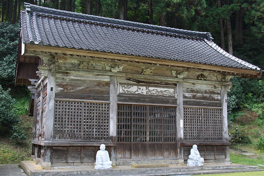 本堂左手に1664年建立の五百羅漢堂があります。