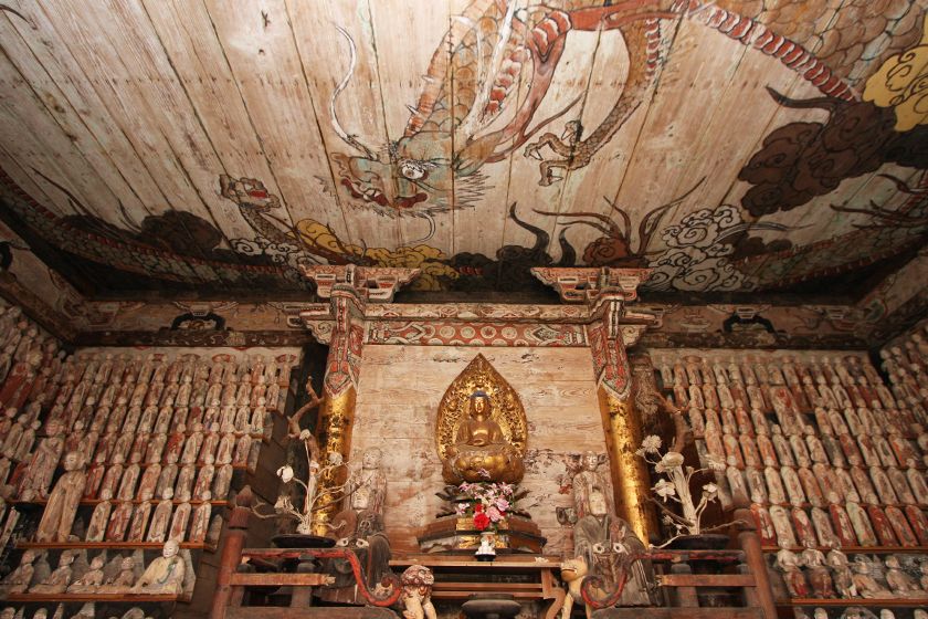堂内には江戸の仏師による羅漢像が納められています。