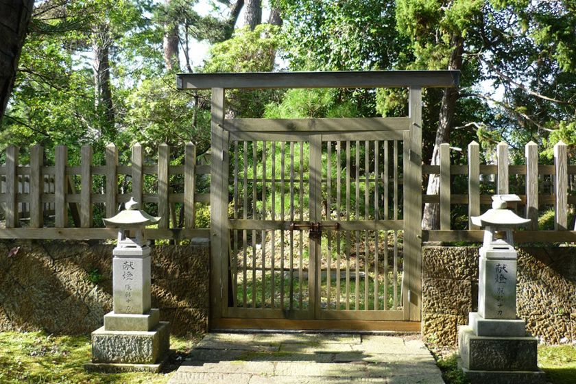 順徳上皇は御所の四隅に観音・弥陀・薬師・天神を祀り日夜礼拝されたと伝わります。