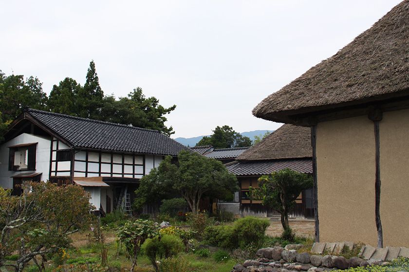 庭木に囲まれた広い敷地に建物が点在します。