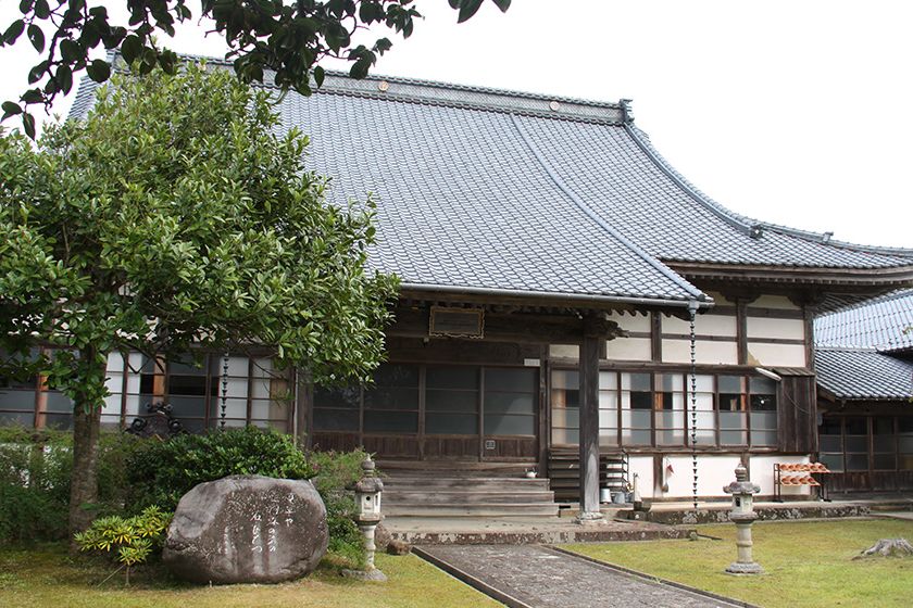 本堂では6月に「正法寺ろうそく能」が行われます。