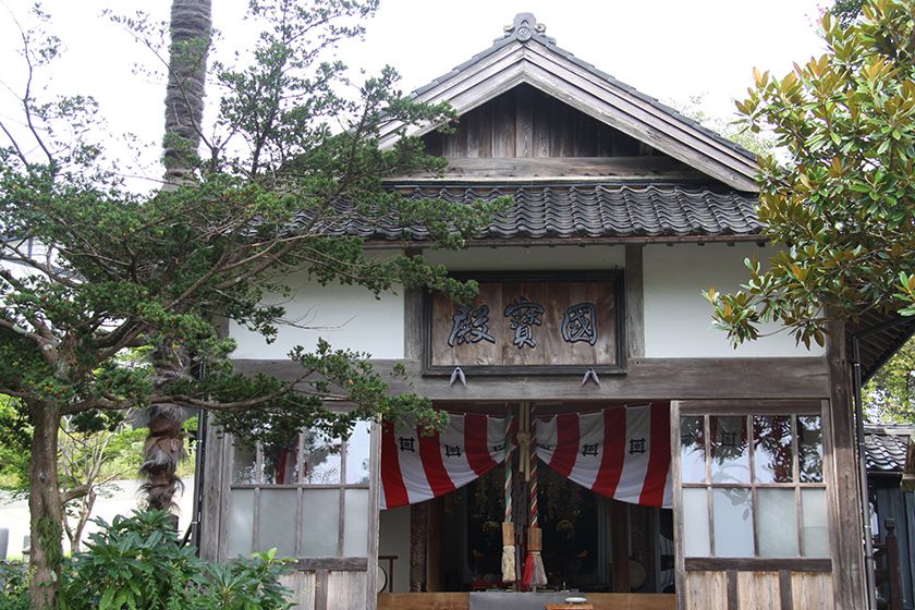 順徳上皇御持仏「聖観音像」を寺宝として所有しています。