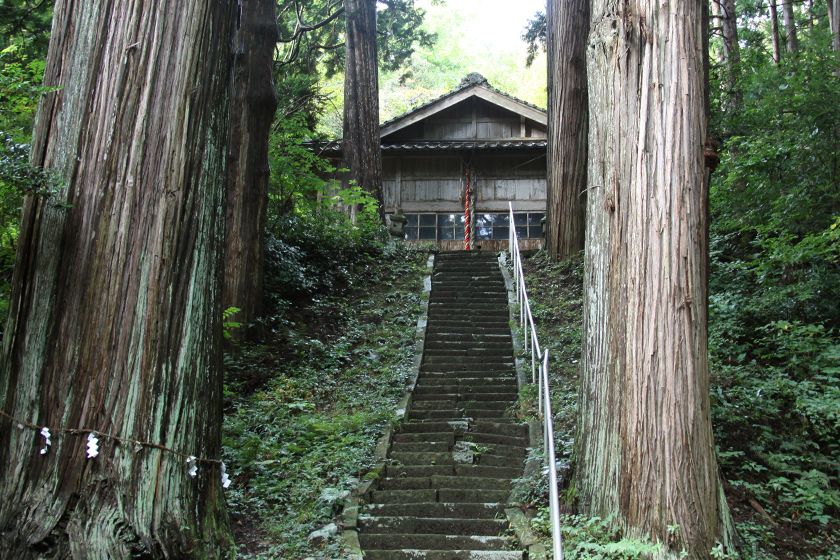 能舞台の端から本殿へ続く石段があります。