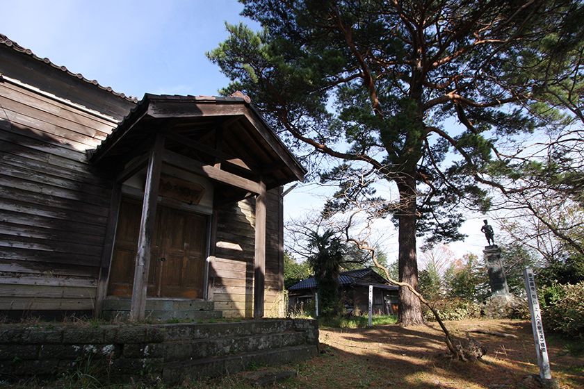島内有志による義捐金で建設されました