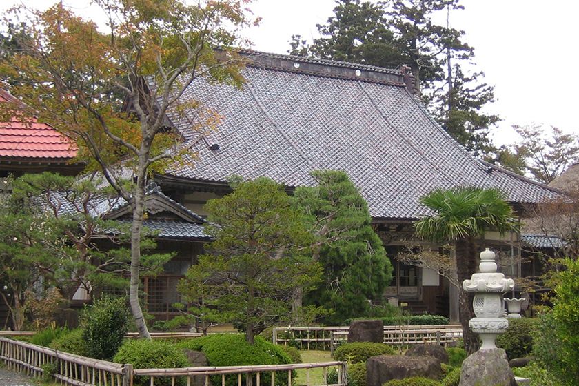 日蓮宗の寺院、山号は御松山。