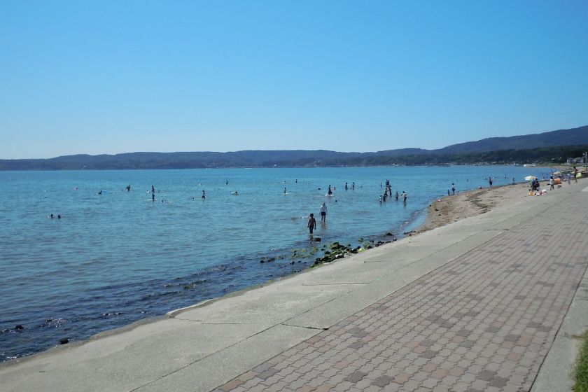河原田商店街にも近く、気軽に利用できる海水浴場です。