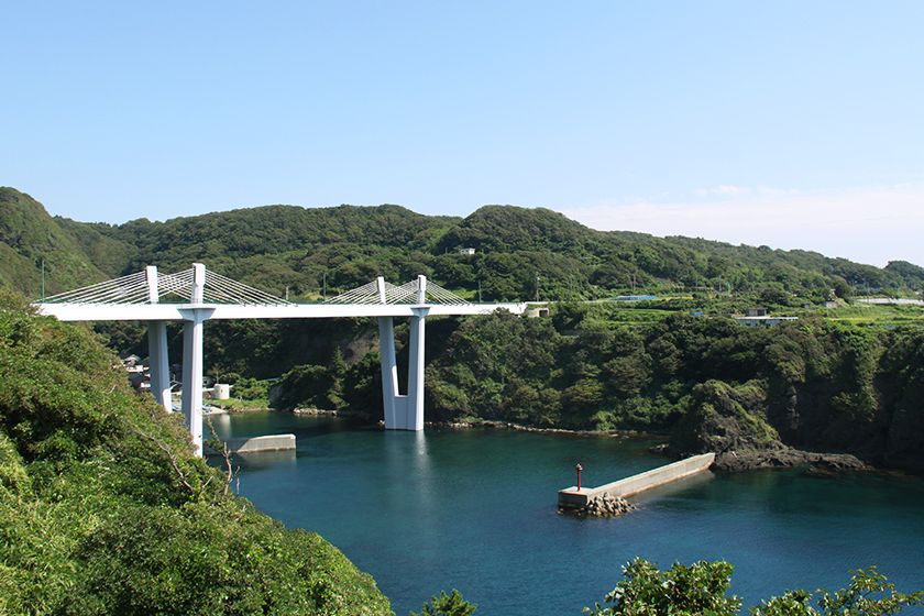 深浦地区の入り江に架かる「長者ヶ橋」