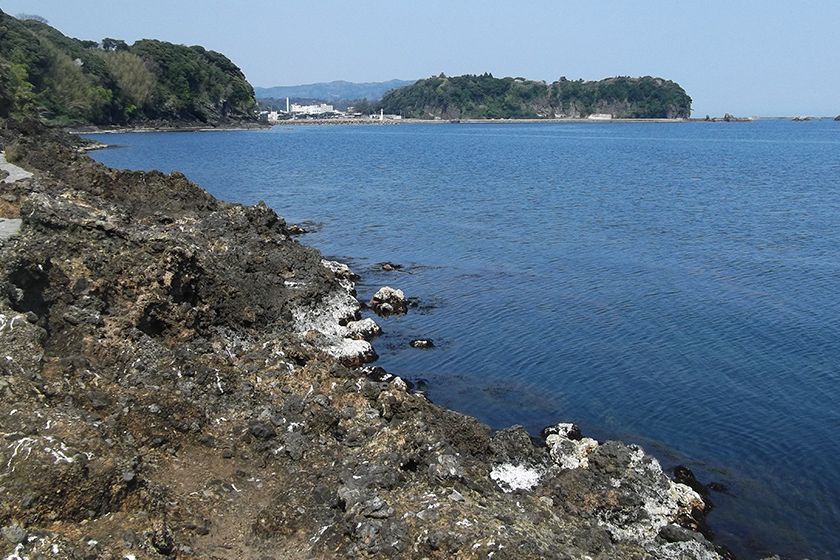 遠くに城山の岬を望む海岸風景