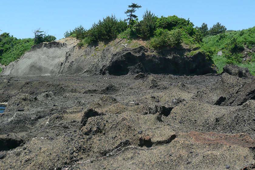 太古の火山活動を思わせる黒褐色の岩