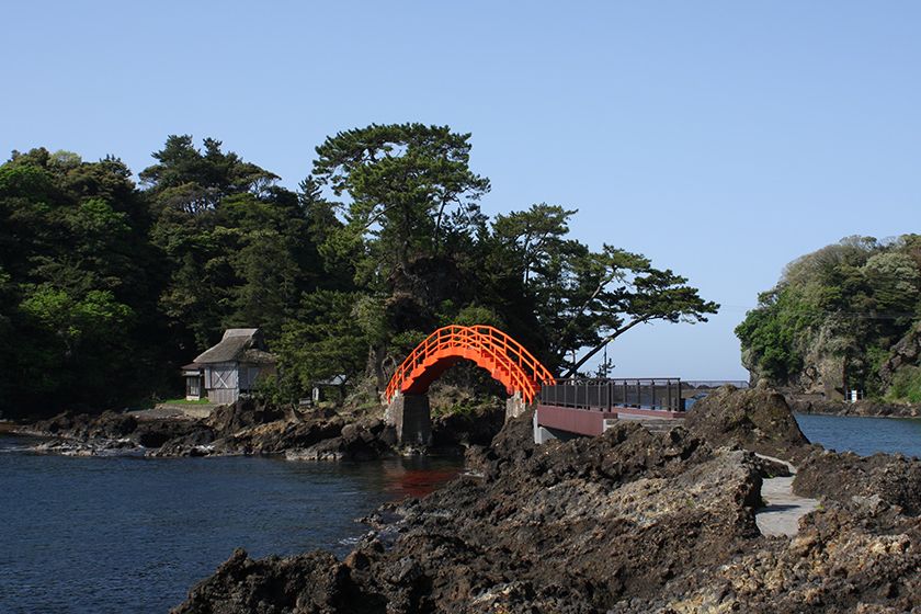 赤い太鼓橋が印象的な「矢島・経島」の風景。