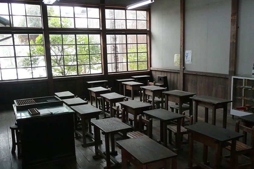 1920年築の旧宿根木小学校を利用しています。