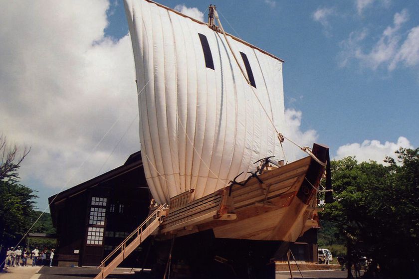 夏の「白山丸祭り」では、展示館前広場に引き出して、帆を張って展示します。