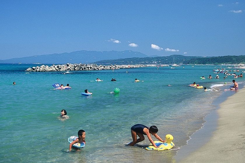 周囲に人家のない開放的な海水浴場です。