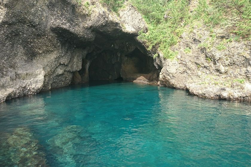 佐渡版「青の洞窟」と言われる琴浦洞窟。