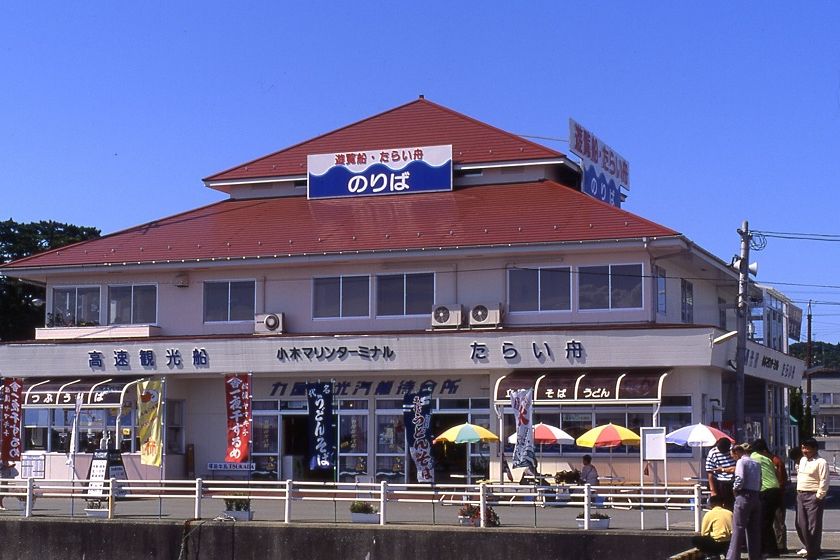 赤い屋根が目印で「海の駅」になっています。