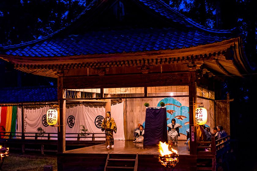 毎年6月には例祭宵宮薪能を開催。
