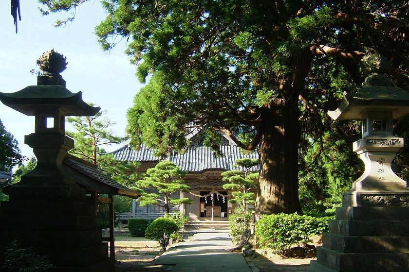 加茂湖を望む丘陵地に建っています。