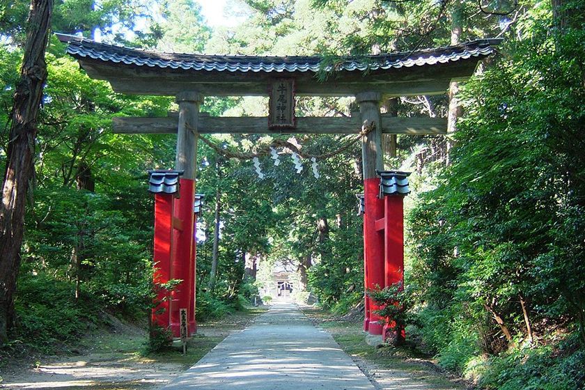 境内の入口には両部鳥居が建っています。