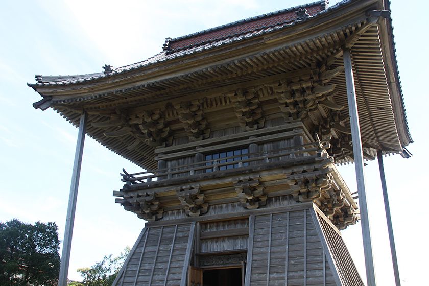 境内のほぼ中央には「太鼓堂」が建っています。