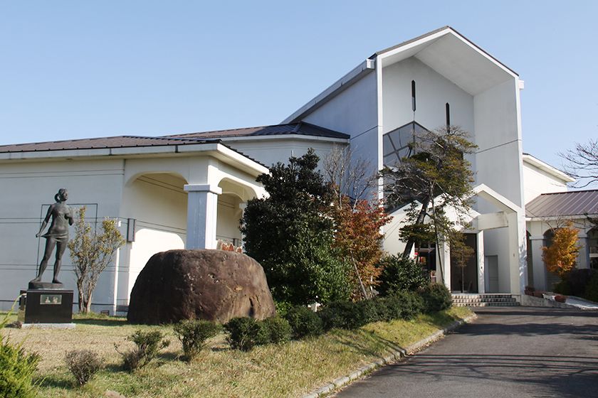 「新穂行政サービスセンター」の隣接エリアに建っています。