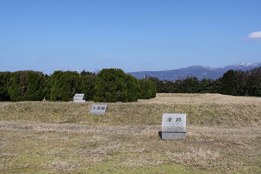 近くには「佐渡飛鳥」の碑が建つ風光明媚な田園地帯です。