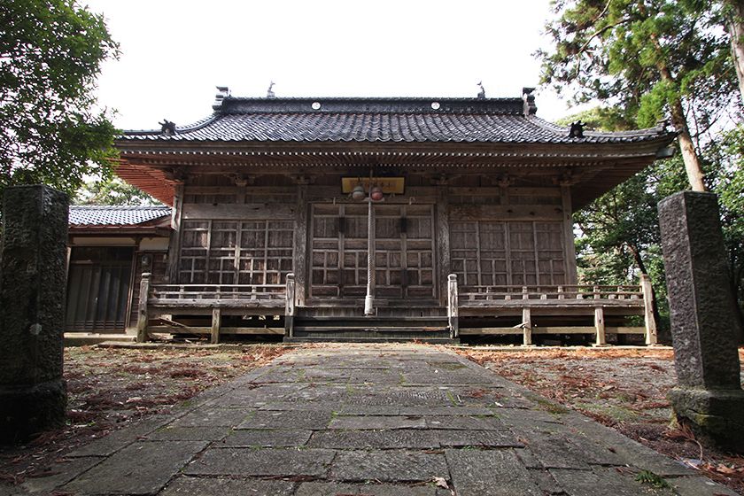 祭りの朝、拝殿前で大獅子が奉納の舞を行います。