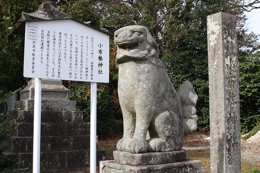 1851年建立の狛犬は、石の産地として名高い椿尾の石工の作品。