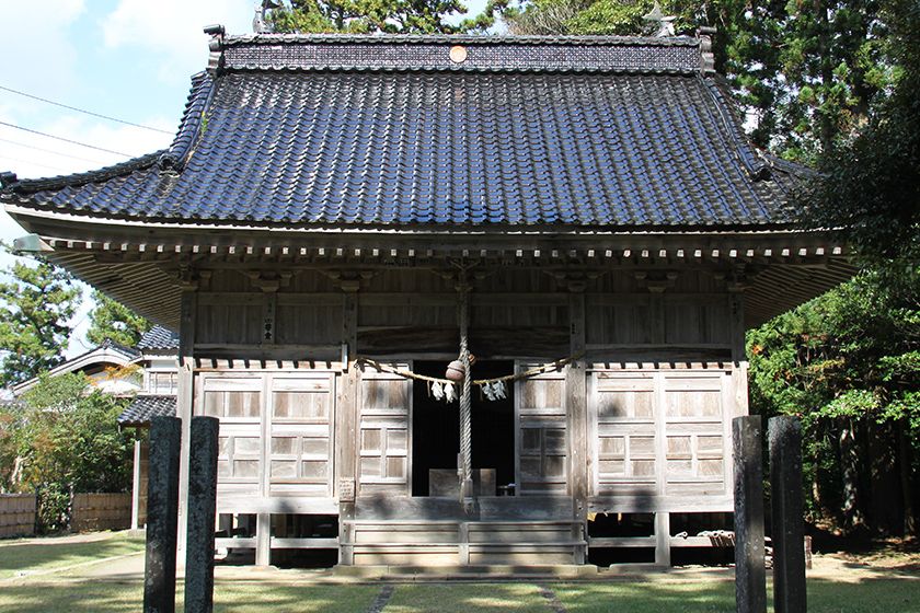 「佐渡飛鳥」と呼ばれる田園地帯に鎮座しています。