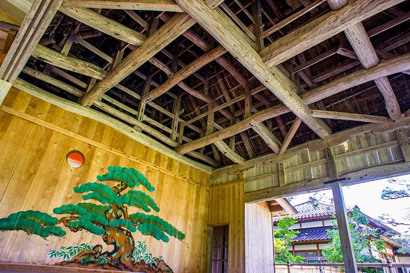 本舞台天井には『道成寺』で使用する鐘穴もあります。
