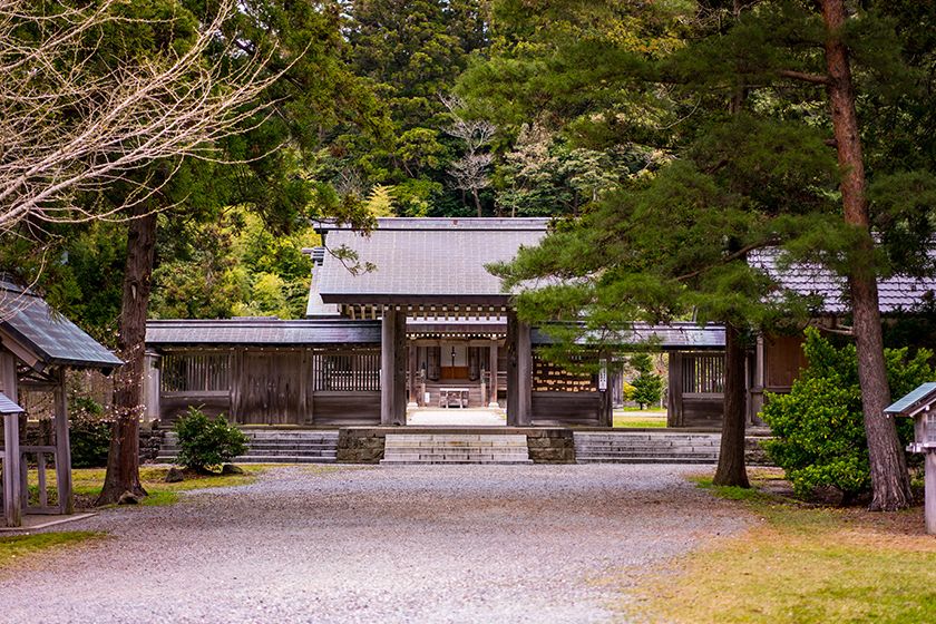 1942年の700年祭に神門が新設され、参道も広がりました。