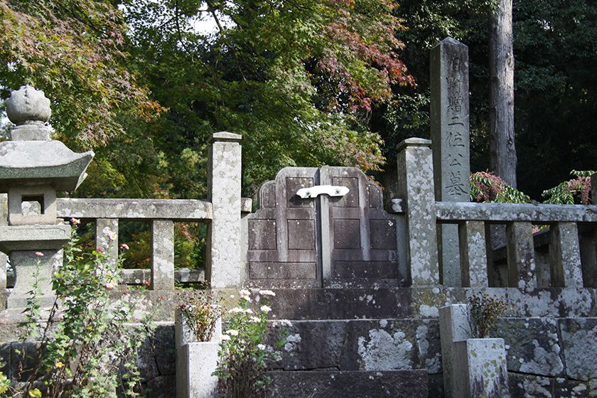 佐渡配流の日野資朝卿の墓。