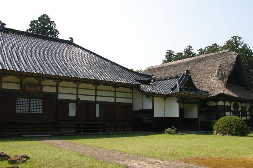 旧国分寺跡地に隣接して建っています。