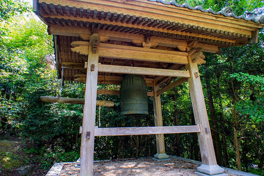 初夏のサツキが有名な境内に建つ鐘楼。