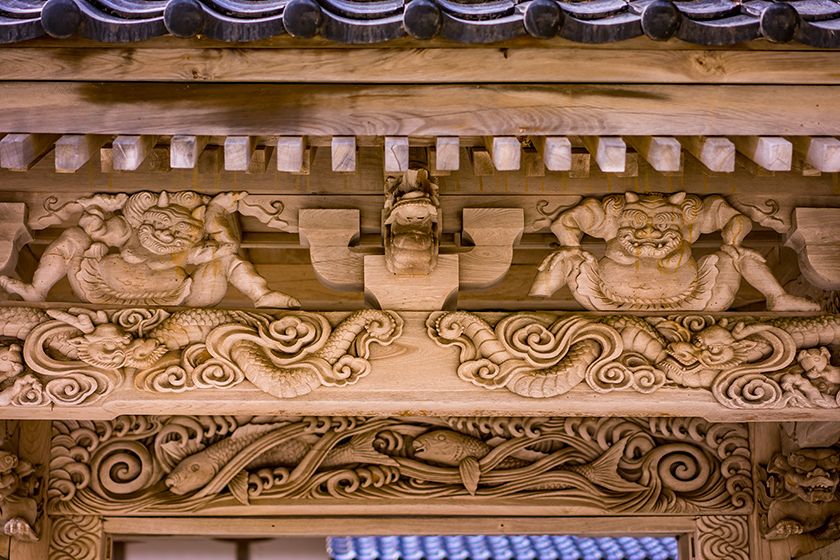 恵比寿様や鬼の彫刻がある芸術作品のような山門。