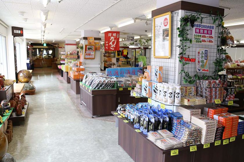 おみやげ品が豊富にそろう売店。