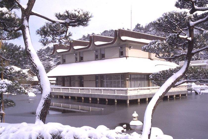 佐渡歴史伝説館は、鯉の泳ぐ池に建つ風情ある建物です。